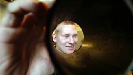 SKICKLIG. Robert Molin är 21 år men redan en duktig yrkesman. Han ansvarar bland annat för hela vvs-installationen i Gotlandshems nya bostadsområde på Allégatan.