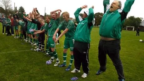 Kvalglädje. Levide gladdes så här mycket i söndags, efter seriesegern i Gotlandfyran.     Nu satsar klubben på att fylla en buss med fans för att skapa drag på Bälinge IP i den första kvalmatchen.Arkivbild: bengan zettergren