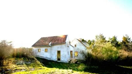 Tillbyggnaden är vackert hopbyggd med originalhuset.