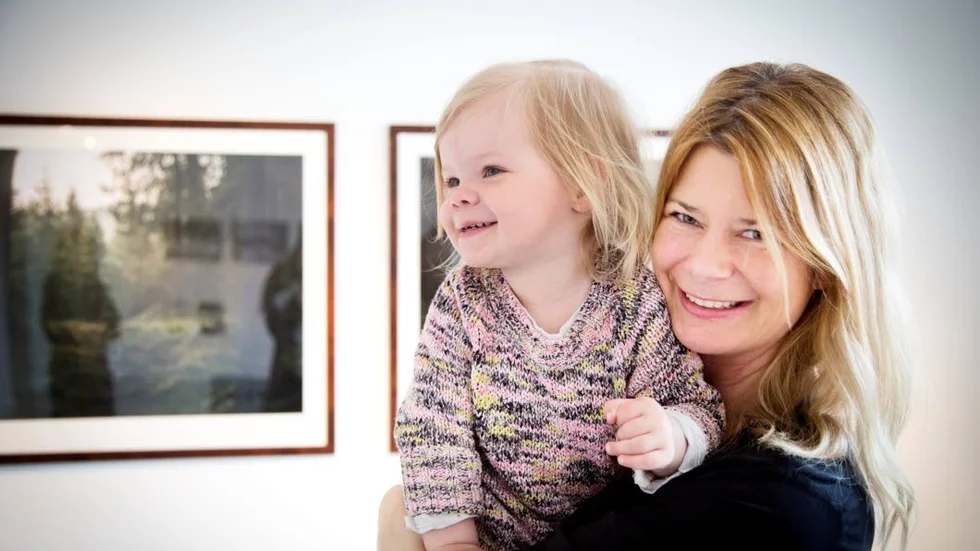 Lisa Ryd-Carlsson, tillsammans med dottern Lo, ställer ut sina fotografier.