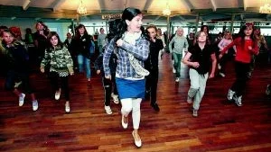 Dans. Marit Eriksson, Dorothy i Trollkarlen från Oz, leder dansen där barnen får chans att visa sina färdigheter.foto: rolf jönsson