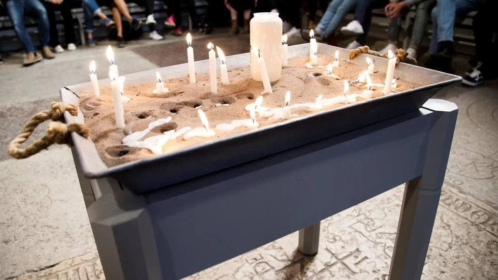 Många kom till Visby domkyrka för att tända ljus under lördagen.