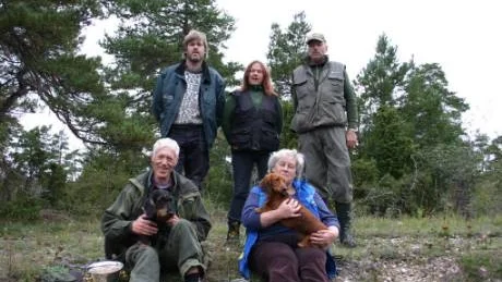 Provets bästa hund Moltas med ägaren Hasse Carlsson och bäste debutant Hounds Mercedes med ägaren Maj-Gun Bandinge framför domareleverna Jan Boberg och Aina Hult samt provledaren Roland Johansson.