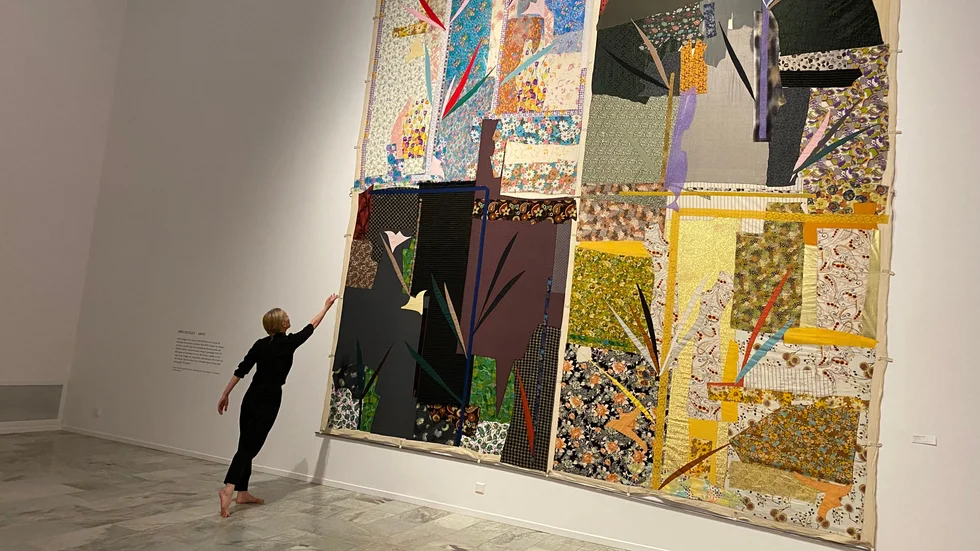 Dansaren och koreografen Helena Franzén dansar sitt solo i galleri 5, där gigantiska  väggmattor av Noa Eshkol hänger, på Norrköpings konstmuseum. Ett tillfälle är den 7 maj.