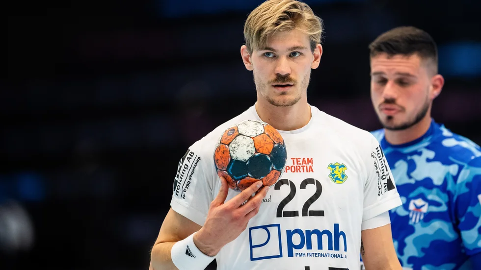 Linköpingskillen Jim Andersson tvingas avsluta sin handbollskarriär efter att ha drabbats av ett flertal hjärnskakningar.