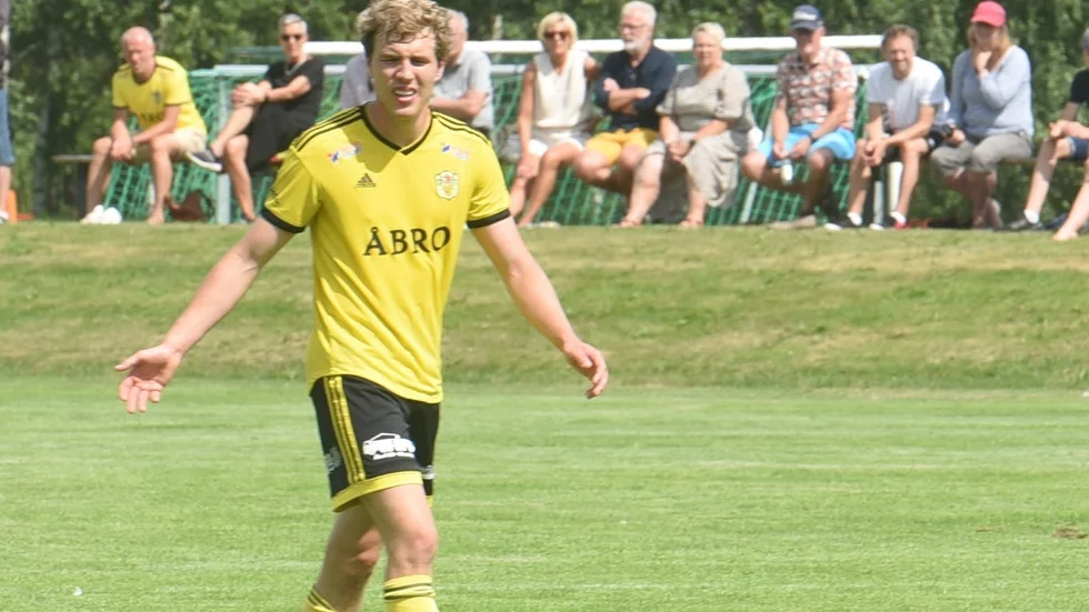 Jacob Johansson lägger fotbollen på is. 