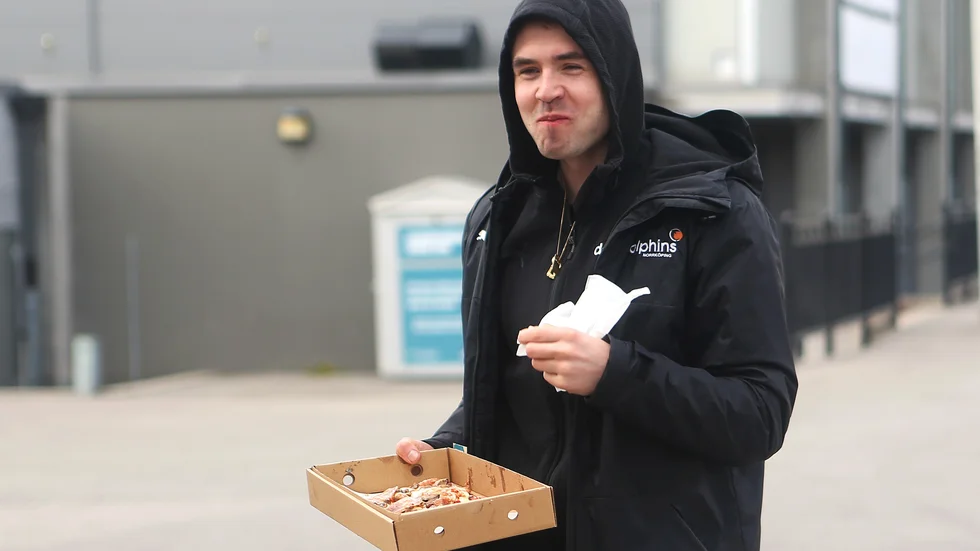 Kevin Taylor Lundgren, nyrakad och med frukostpizza i näven.