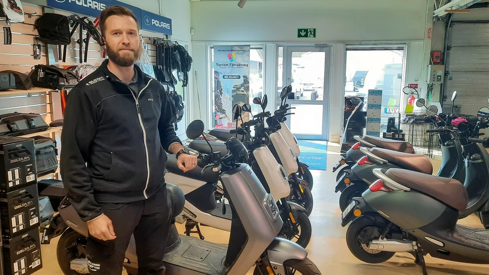 Peter Söderberg beärttar att allt fler kunder vill ha en elmoped.