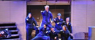 Färgsprakande premiär för klassiska Grease • "Det största vi gjort hittills"