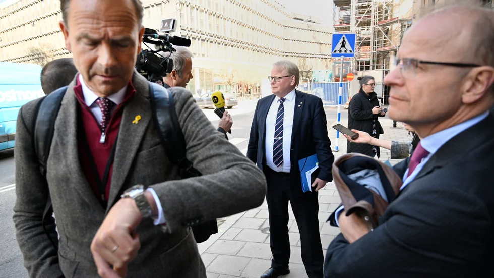Försvarsminister Peter Hulqtvist (S) i mitten och i förgrunden Allan Widman (L), försvarspolitisk talesperson, och Mikael Oskarsson (KD), försvars- och utrikespolitisk talesperson.
