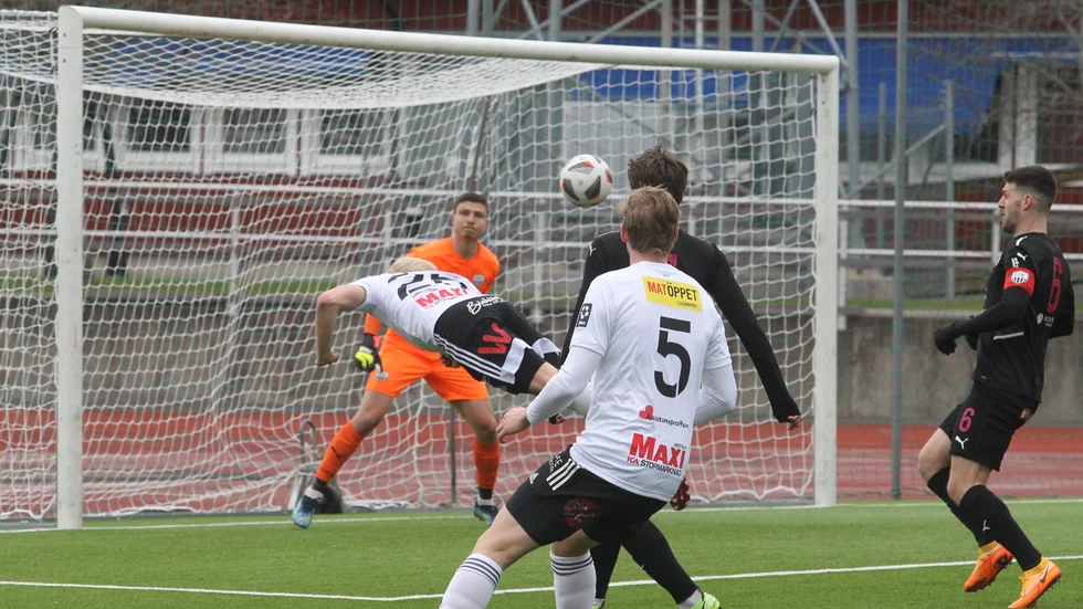 Spektakulärt i norrettan. Motala AIF:s spelare Simon Karlsson kastar sig raklång fram och nickar. Karlsson avslutade matchen med bandagerat huvud och symboliserade kampen som gjorde att Maif kunde vinna igen.