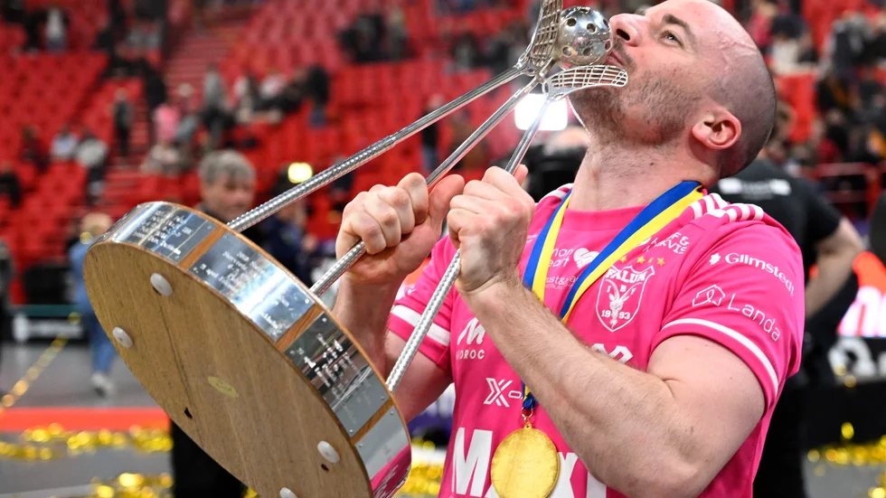 Faluns Alexander Galante Carlström kysser SM-pokalen.