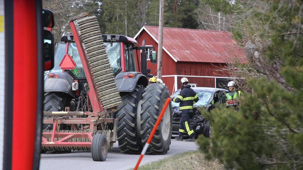 Traktor och bil i krock.