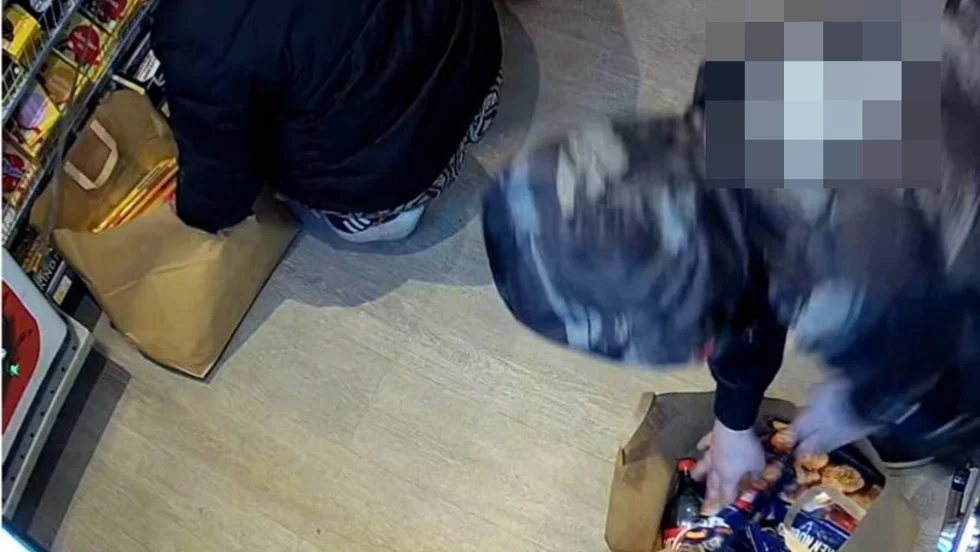 22-åringen öppnade dörren till butiken med sitt bank-id. Dessutom fångades han på bild av butikens övervakningskamera.