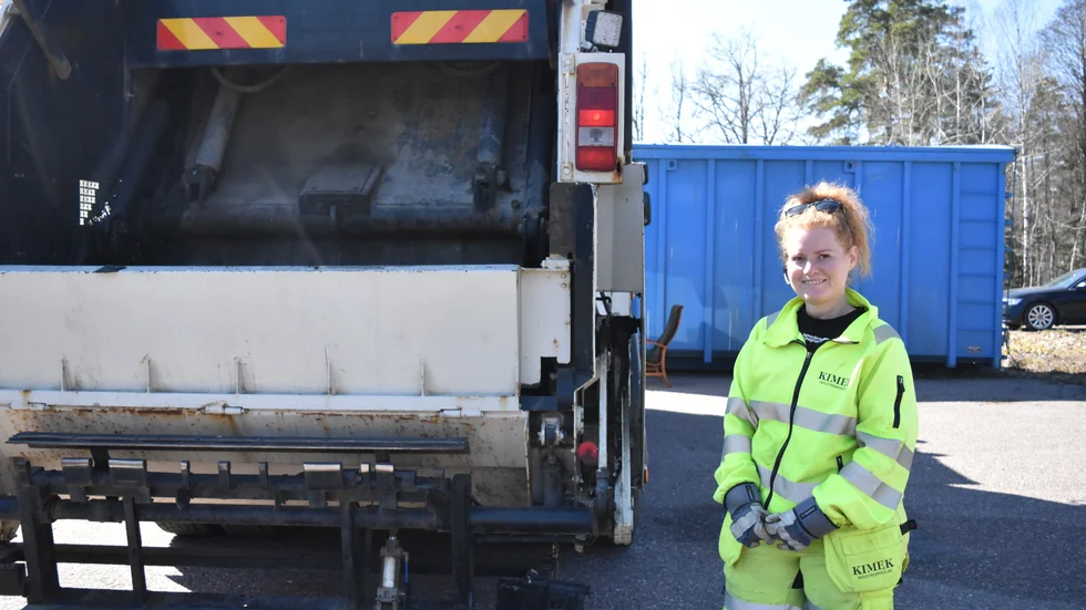 Evelina Svensson kör sopbil i vanliga fall men arbetar just nu med insamlingen av grovsopor.