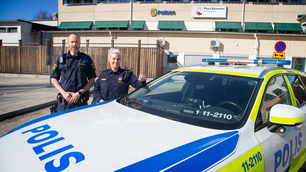 Utskicket har gått ut via skolorna i Piteå. "Vi hjälps åt att dela det vi tycker är gemensamt viktig information", säger Emma Svensson, områdespolis. På bilden syns även Fredrik Holmberg, områdespolis. (Arkivbild)