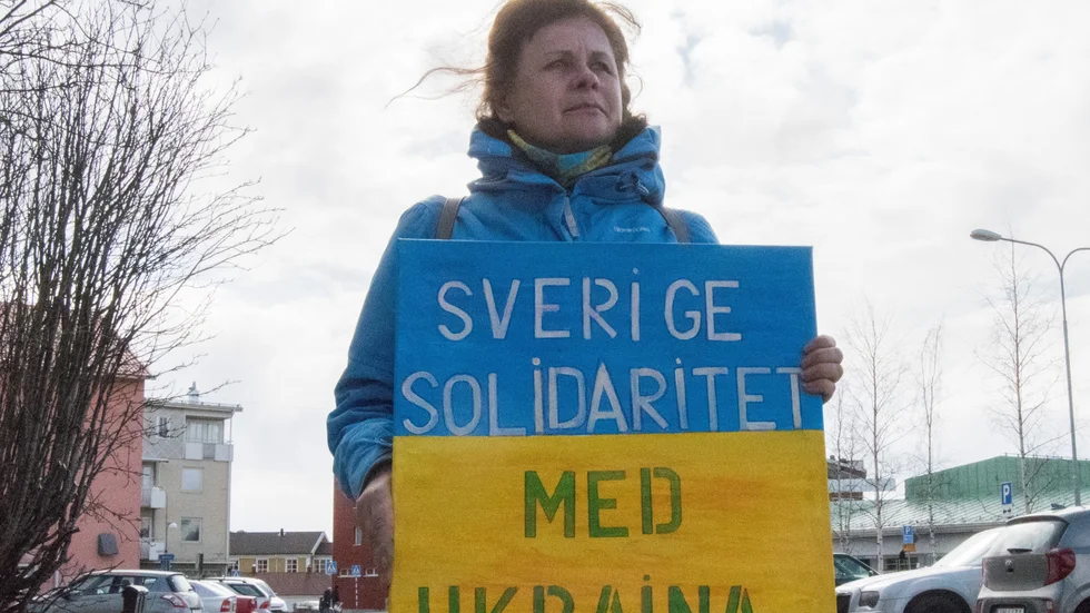 Smina Fredriksson lider med det ukrainska folket som drabbas av kriget och manifesterar mot kriget på lördagarna i Kalix.