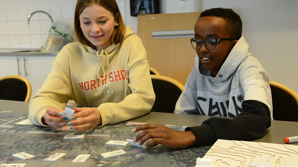 Nova Mattsson och Abdimalik Omar är två elever som är med i kommunens arbete för hur en ny skola och skolgård ska se ut. De vill se en spännande och utmanande miljö med ovanliga saker.