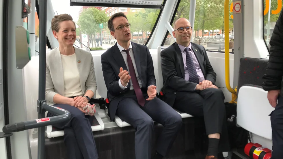 Östgötatrafikens vd Sofia Malander, ambassadör Etienne de Gonneville och landshövding Carl Fredrik Graf tog plats i en av de självkörande bussarna.