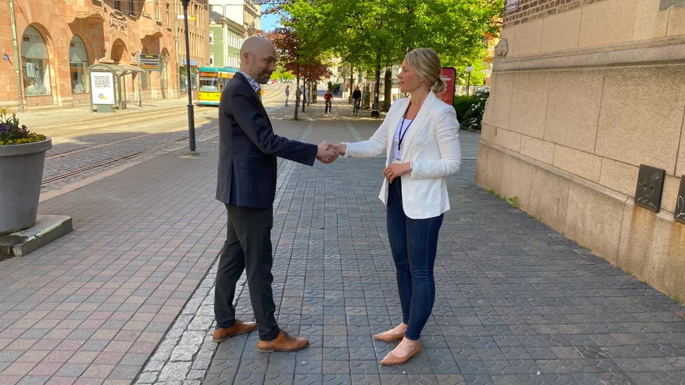 Nicklas Lundström (V) och Sophia Jarl (M) utanför Rådhuset efter den delvis gemensamma pressträffen på måndagen. De är än en gång eniga i sin syn på att nedskärningen inom demensomsorgen måste återställas. 