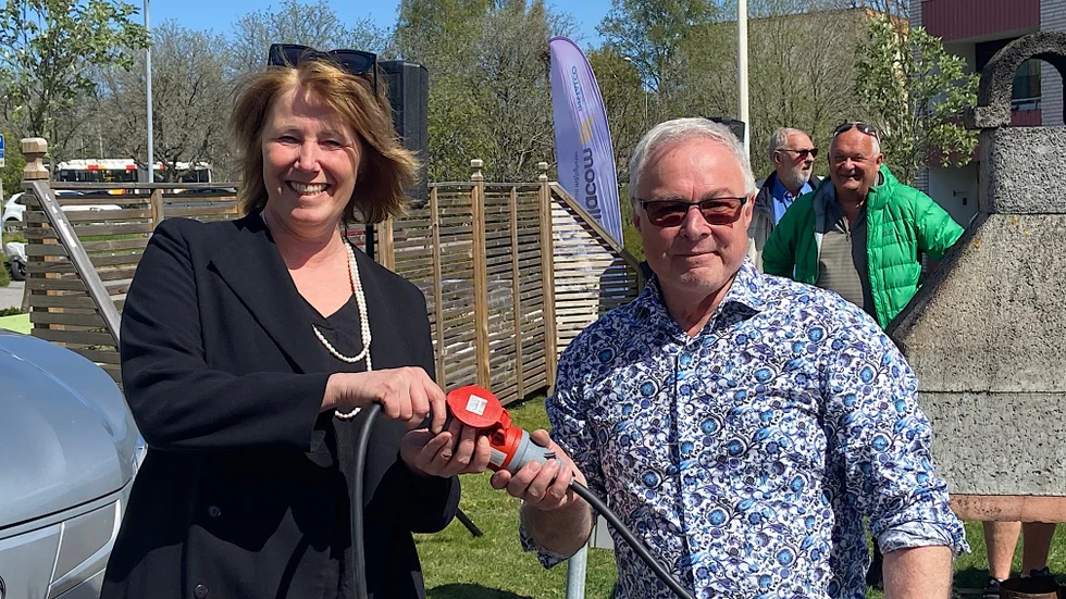 Johanna Frelin, vd på Riksbyggen och Håkan Johansson, ordförande i Brf Opalen, kopplar symboliskt ihop två kontakter för att inviga den första etappen av solcellsansläggningen i Vilbergen.