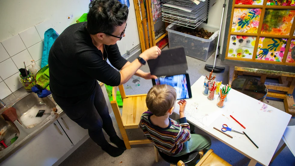 Det finns problem med bristande språkkunskaper hos personal i förskolan. Nu gör S obligatorisk språkundervisning till en valfråga. Bilden är en genrebild.
