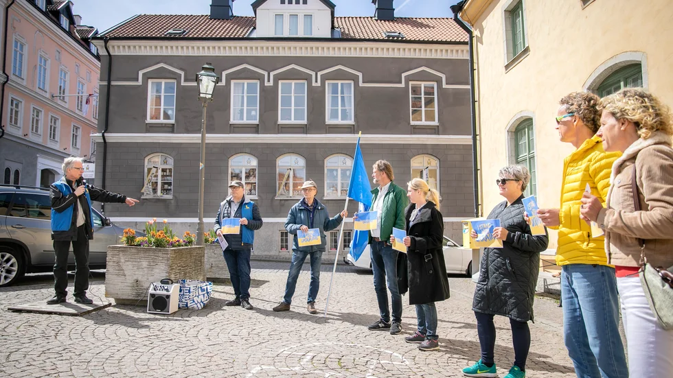 Den politiskt obundna manifestationen hålls varje måndag vid tolvslaget på Donners plats i Visby. "Vi ska försöka orka vara lika uthålliga som ukrainarna och visa solidaritet", säger Leiph Berggren, längst till vänster i bild.