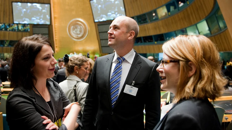Fredrik Reinfeldt, då ordförande i EU, i FN-byggnaden i New York 2009. Bokdebuterande Moa Berglöf till höger.