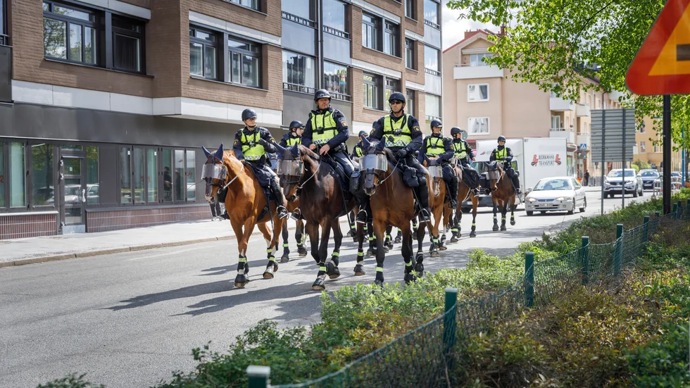 Ridande polis vid Vaksala torg efter Paludans före besök i Uppsala.