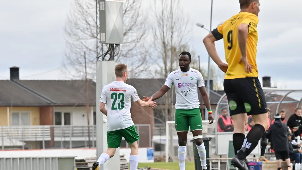 Hannes Vikberg och Oumar Traore firar ett av Moröns tre mål.