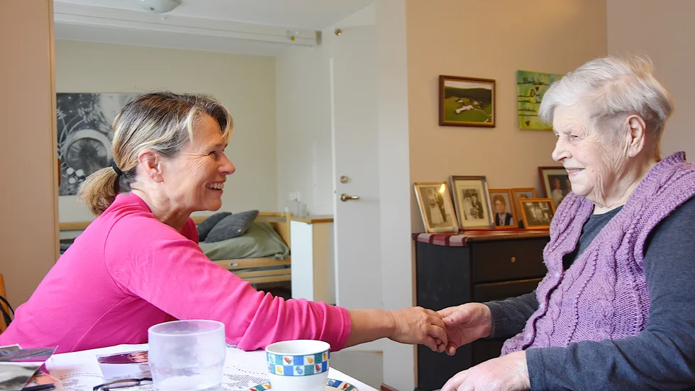 Eva Edholms mamma Linnéa Blom och pappa Sören Blom hade en stor jordbruksfastighet, men flyttade till ett mindre hemman år 2000 i Skogså. "Mamma är en stor entreprenör som drivit jordbruk och biodling. Hon är sömmerska och har haft egen ateljé", berättar Eva.