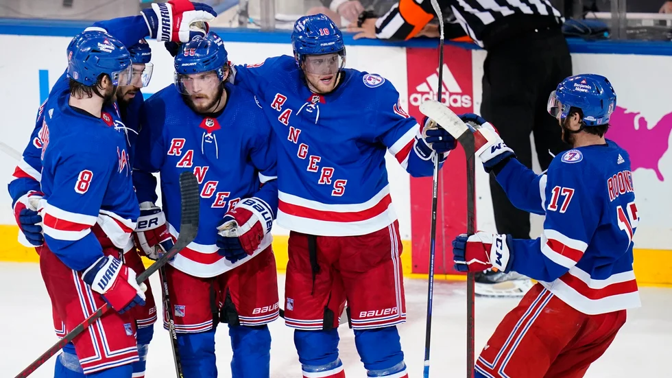New York Rangers Ryan Lindgren (mitten) firar med lagkamraterna (från vänster): Jacob Trouba, Mika Zibanejad, Andrew Copp och Kevin Rooney.