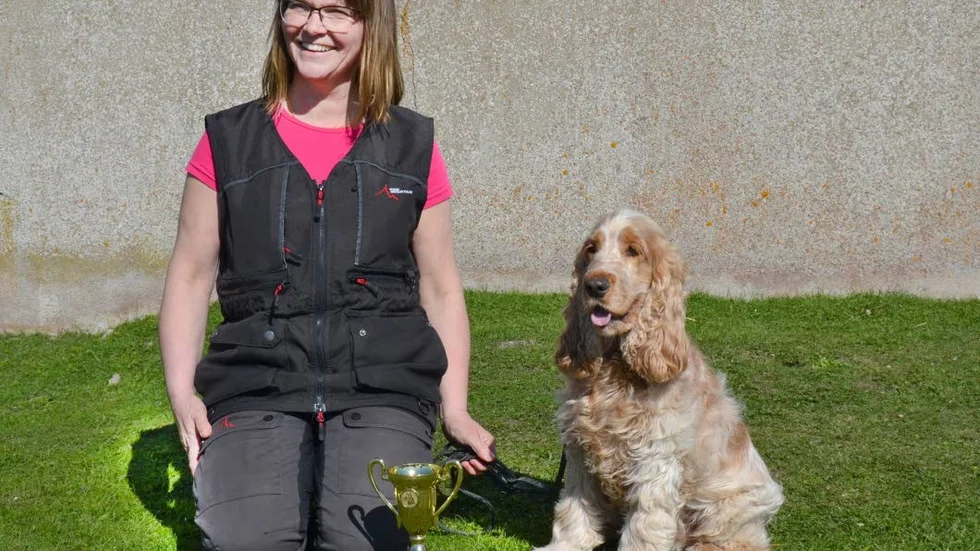 Annika Vinblad med cocker spanieln Milton tog hem totalsegern i Sockensniffen.