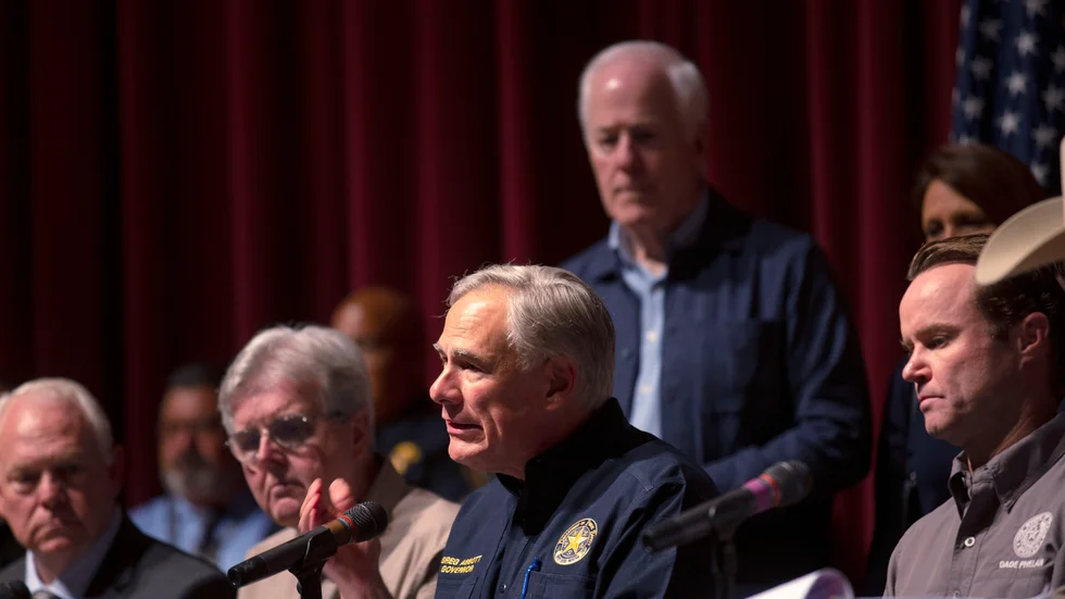 Texas guvernör Greg Abbott meddelade under en presskonferens på onsdagen att skolskytten i Uvalde använde sig av det kontroversiella vapnet AR-15.