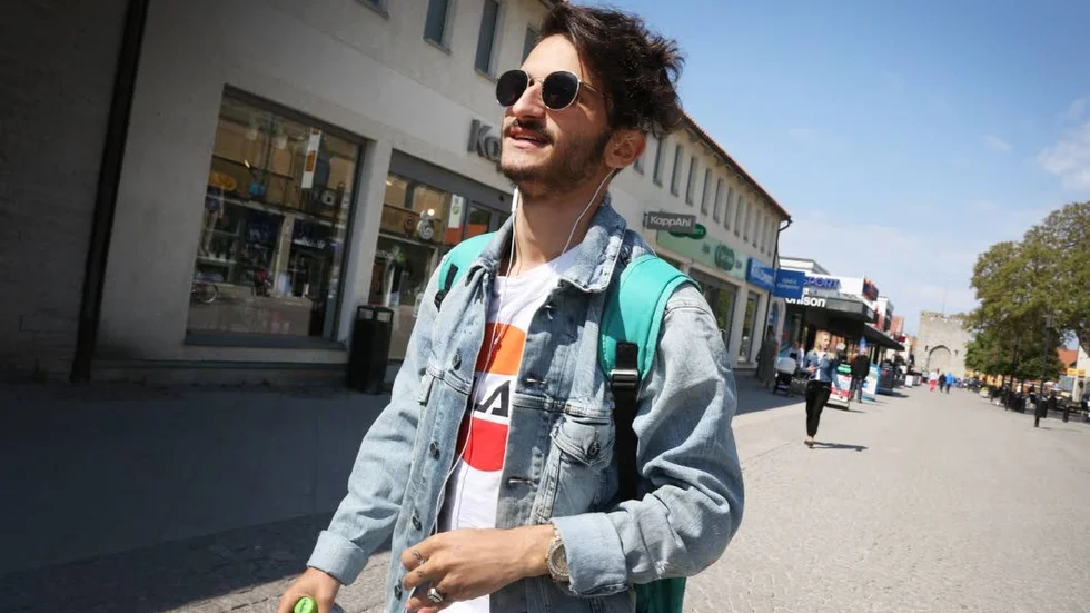 Robin Takac från Visby som gör musik under namnet 9sense har inte lyssnat på dem som säger att han inte kommer att slå igenom. Nu har hans låtar spelats över en miljon gånger på Spotify och Soundcloud. I kväll uppträder han live för första gången. "Jag ska inte ljuga och säga att jag är nervös. Med tanke på att jag vet att mina polare kommer att vara där känns det tryggt", säger han.