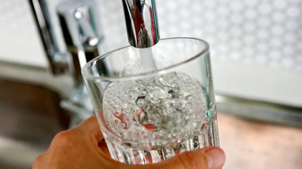 Ett glas vatten ur kranen har alltid setts som självklart i Sverige.