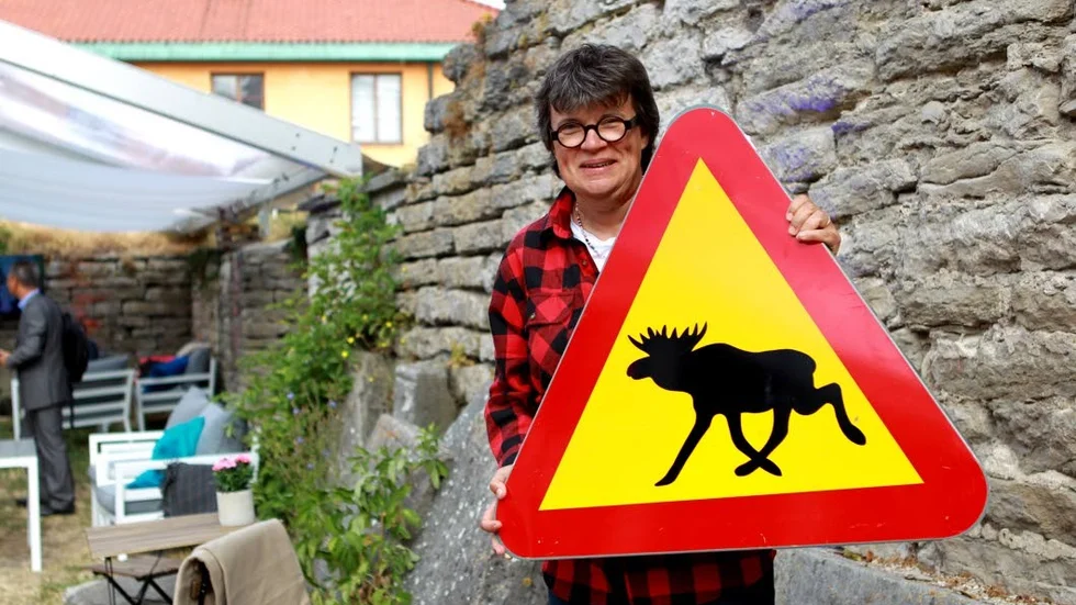 Amelie von Zweigbergk på Teknikföretagen auktionerar ut överblivna Almedalsföremål, bland annat den för Gotland mycket ovanliga älgskylten.