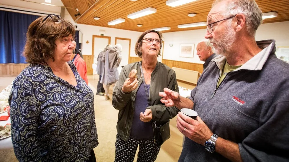 Åke Edvinsson pratar svamp med Eva Weber, till höger och Ami Lexmark, mitten.