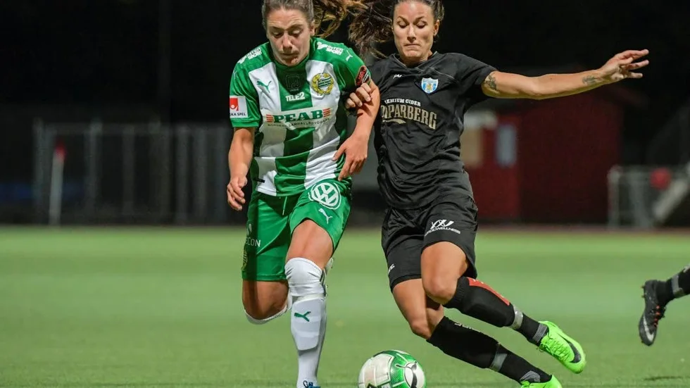 Alma Nygren till vänster i kamp med en Göteborgsspelare.