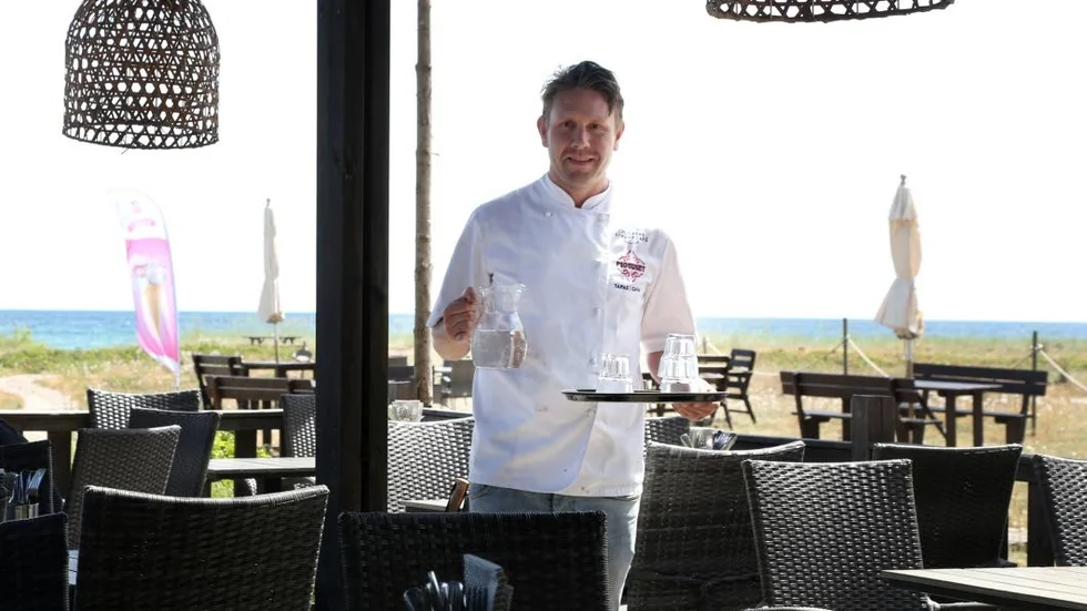 Jakob Tholsby driver strandcaféet i Ljugarn.