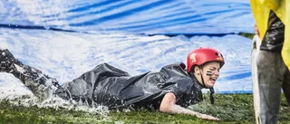 BILDER: Kladdigt värre på elevernas stora kickoff