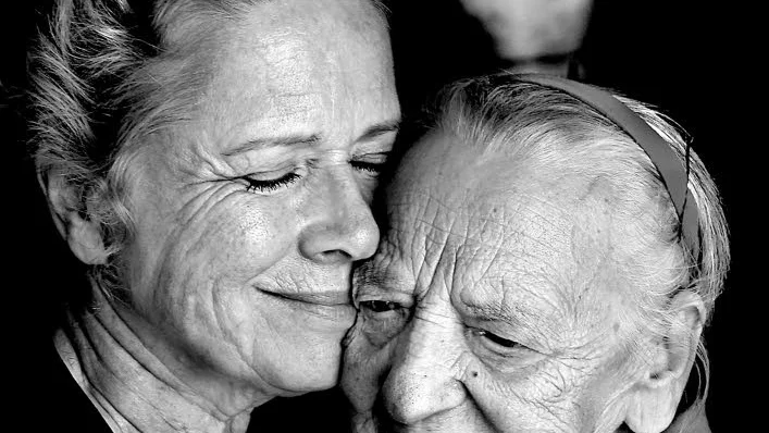 Liv Ullman, tidigare hustru till Ingmar Bergman i ett möte med Siri Werkelin, som arbetade som hushållerska hos paret på 60-talet.