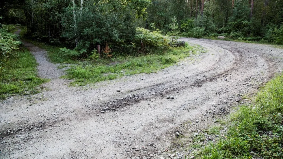 Ett av de tydligast farliga ställena där buset pågår är där en skymd del av milspåret korsar grusvägen. Många färska sladdspår i kurvan tyder på höga farter. Där motionerar dagligen löpare med musik i öronen.