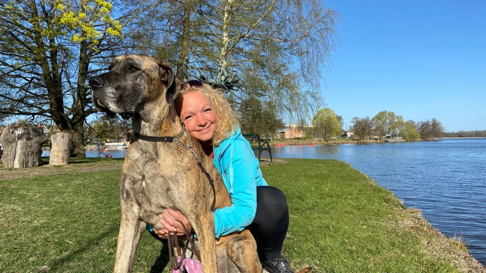 Initiativtagaren Magdalena Jomalm med hunden Pennan. Till Strängnäs hälsosteg 2022 kan man ta med sig hund om man vill.