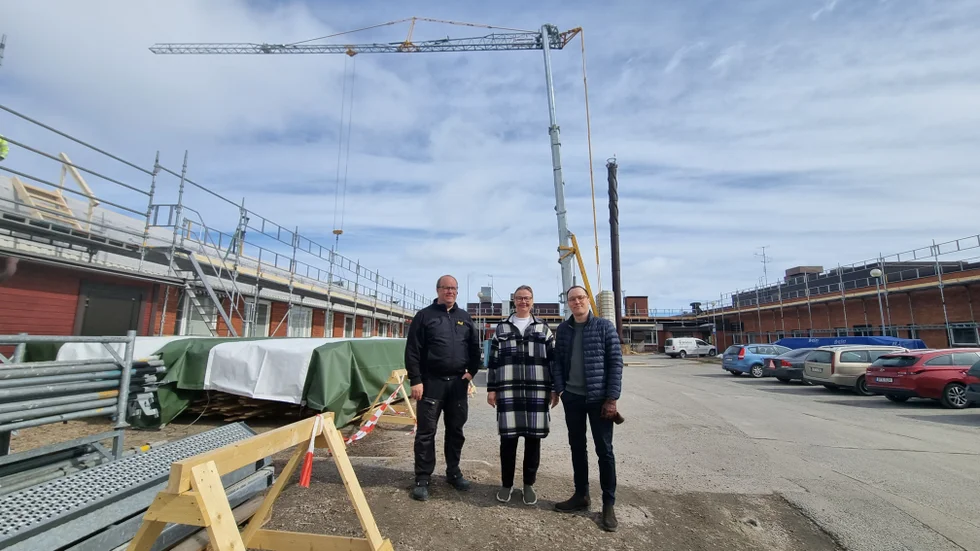 Görgen Åberg, kommunens projektledare för byggnationen, Jill Nilsen, enhetschef för särskilda boenden och Isak Utsi (S), kommunalråd, vid byggarbetsplatsen. 