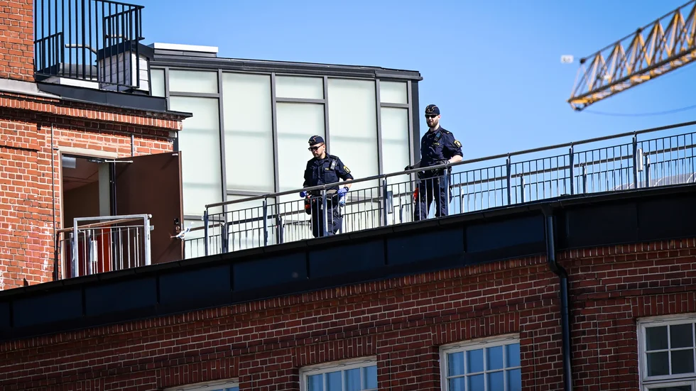 Polis på plats i Västra hamnen i Malmö efter att en kvinna hittats allvarligt skadad på ett hotelltak.