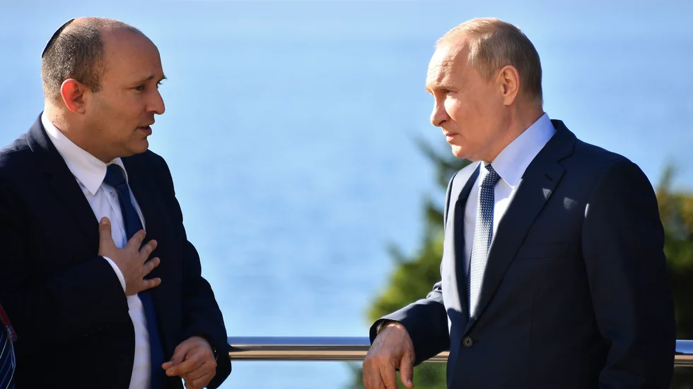 Israels premiärminister Naftali Bennett (till vänster) och Rysslands president Vladimir Putin vid ett möte i Ryssland i oktober förra året. Arkivbild.