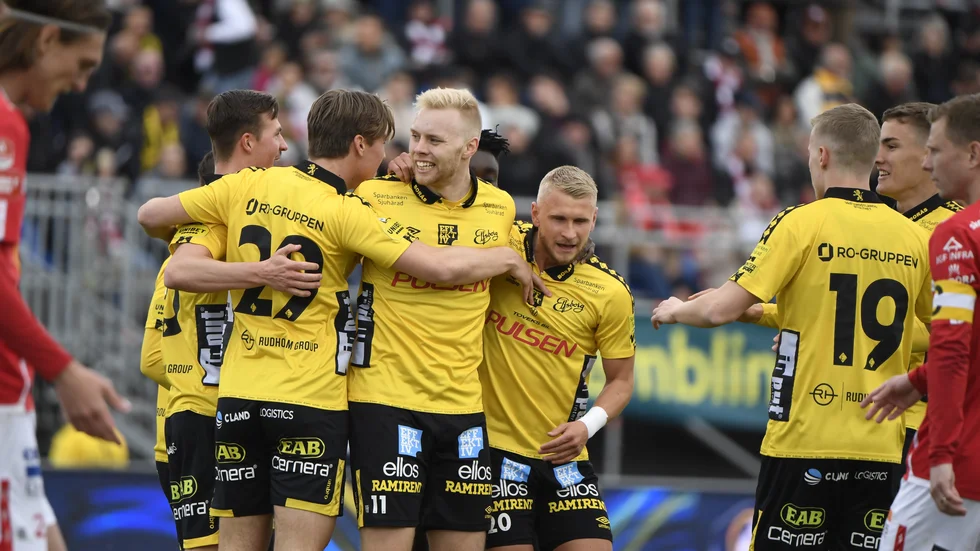 Elfsborgs Rasmus Alm firas efter ett av tre mål i 6–0-segern mot Degerfors på Stora Valla.