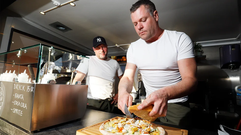 Näshultaentreprenörerna Thomas Holm och Jens Lord gillar pizza och startar en mobil restaurang i sin hemsocken. På fredag gör 1472 Fahrenheit sin premiärtur till Haneberg där de ska förse hungriga kunder med den napolitanska specialitén.
