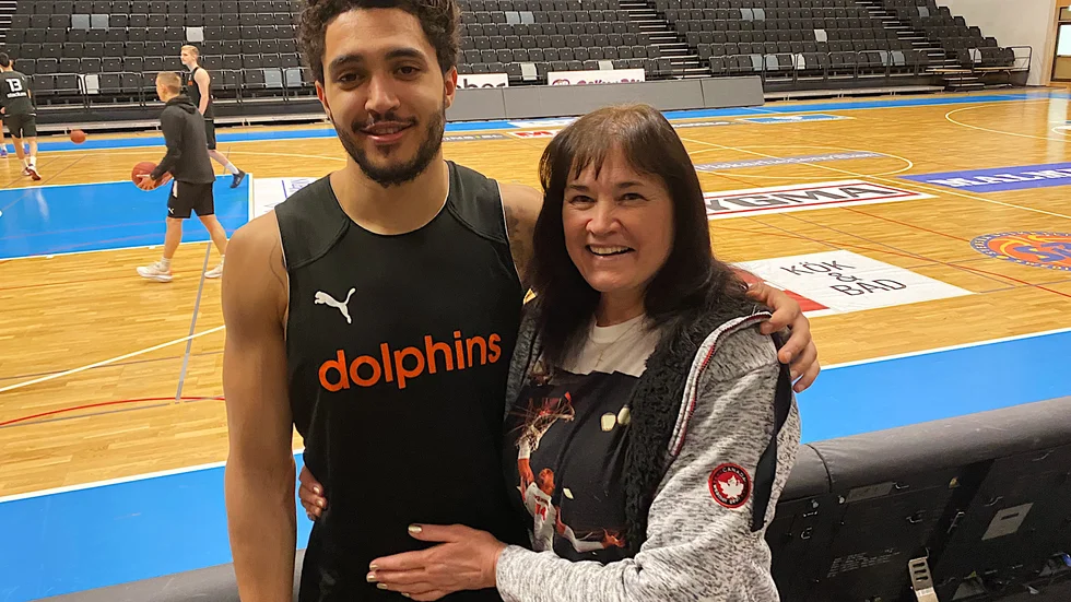 Återförening. Dolphins-forwarden Jackson Rowe får stöd av mamma Barbara i kvällens fjärde final i Östersund. Hon har flugiut över från Toronto för att se  sonen spela för första gången på två år.